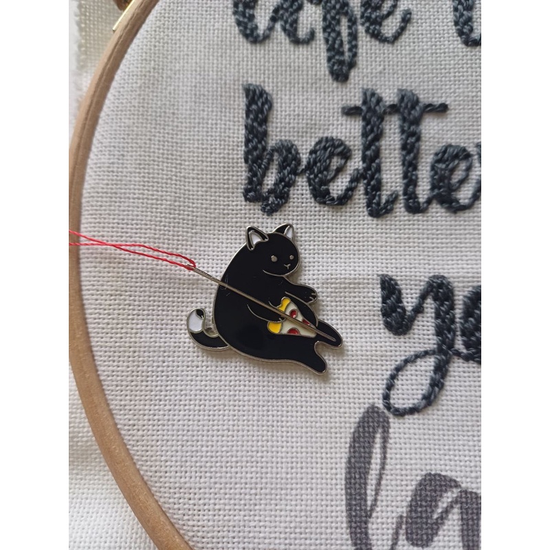 Cat with pizza Magnetic Needle Minder F07M10-3 Cat with pizza